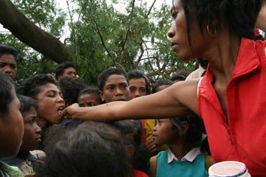 Teresa distributes vitamins to village children